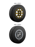 <transcy>Pack de 3 fans ultimes des Bruins de Boston de la LNH. Comprend : 1 rondelle de hockey souvenir classique officielle de la LNH / 4 sous-verres / 1 support pour appareil multimédia</transcy>